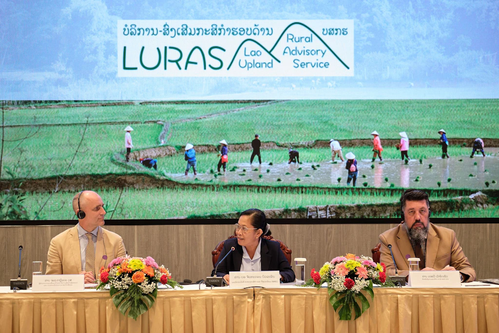 Jean-Gabriel Duss, SDC Regional Director (left), Dr. Chanthakhone Boualaphan, Vice Minister of Agriculture and Environment (middle) and Jesper Elias Lauridsen, Country Director for Helvetas Laos (right) at the LURAS Project Closure event.