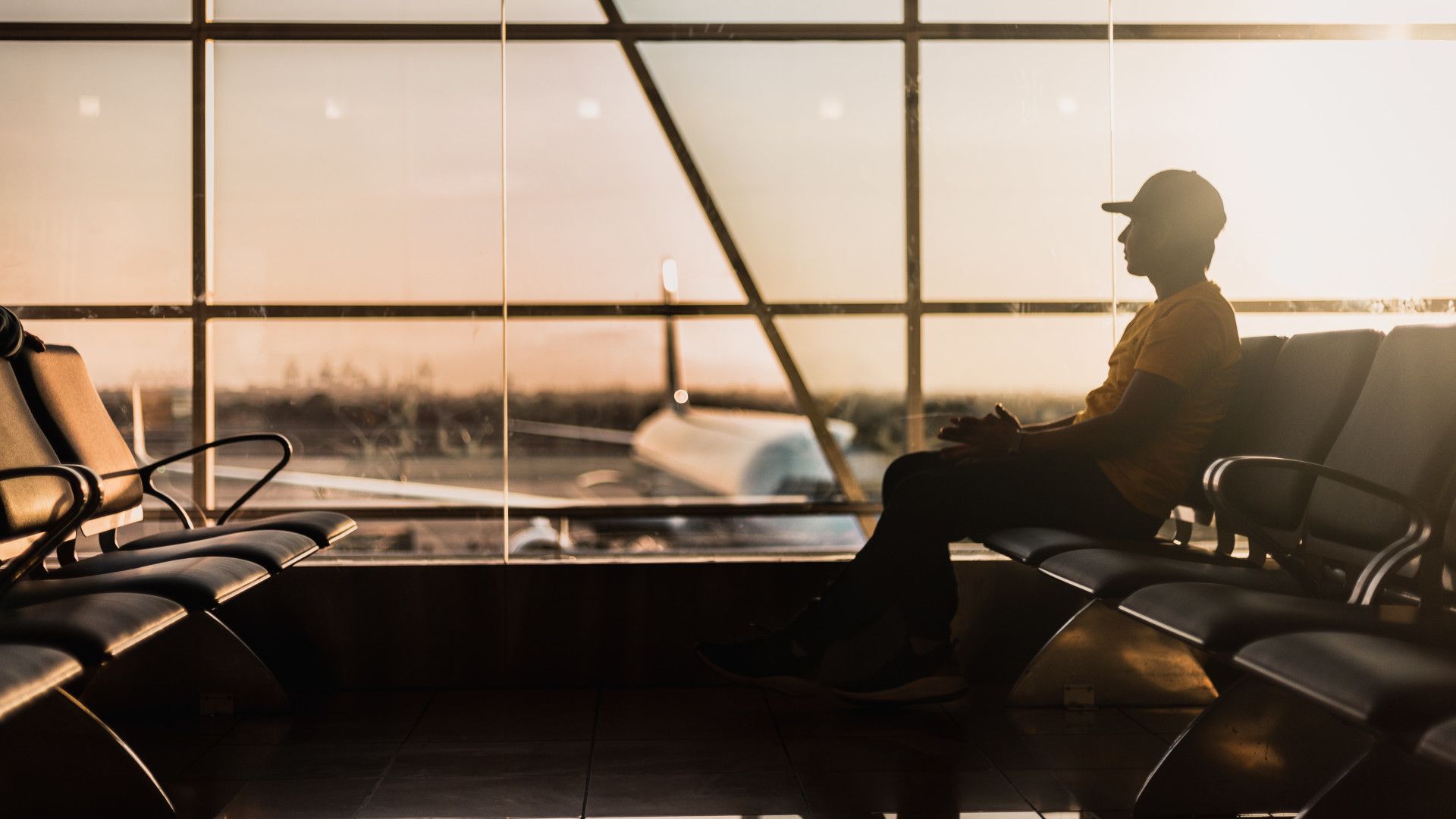 Un homme attend son vol à l’aéroport.